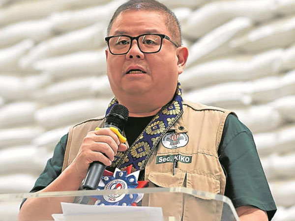 Public school teachers, staff can now buy rice at P20/kilo