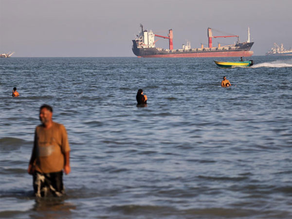 An oil tanker navigates the Strait of Hormuz despite threats from Iran's Revolutionary Guard