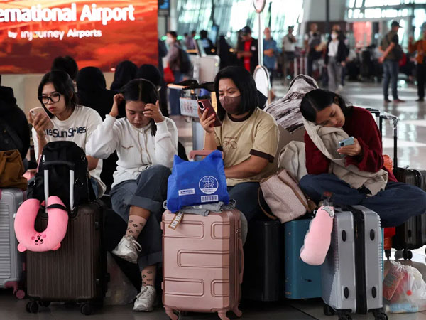 Jakarta airport stays shut as Anak Krakatau ash disrupts some 2,300 flights