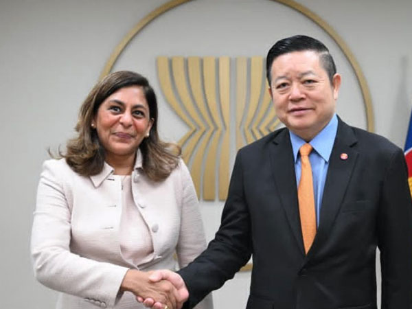 Secretary-General of ASEAN meets with Director-General of International Rice Research Institute