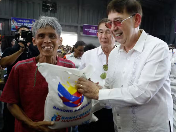 Marcos’ free rice distribution for 8M families to continue
