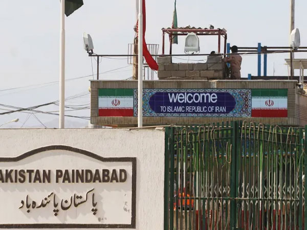 Pakistan suspends Iran border trade, amid violence on both sides
